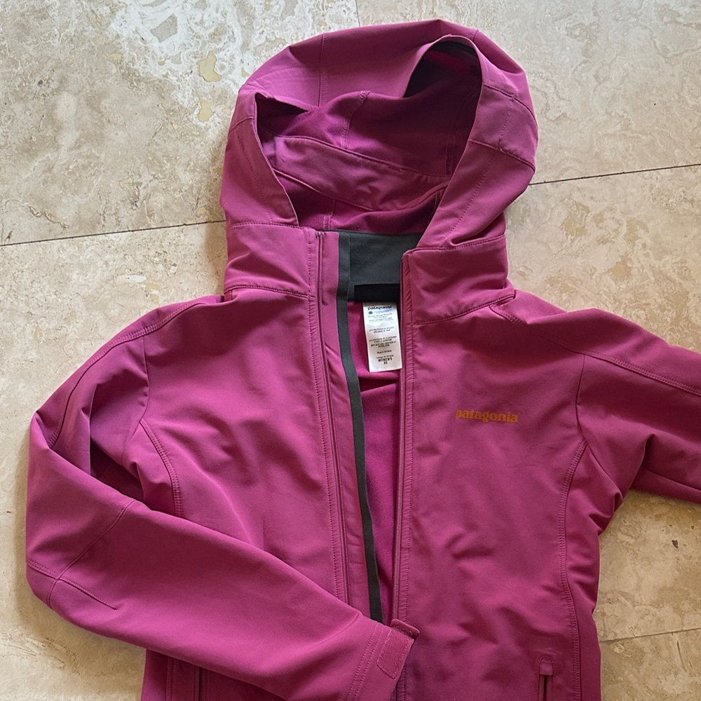 Patagonia Women's Magenta/pink rain / wind Jacket